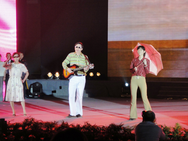 花衬衫、喇叭裤、蛤蟆镜……